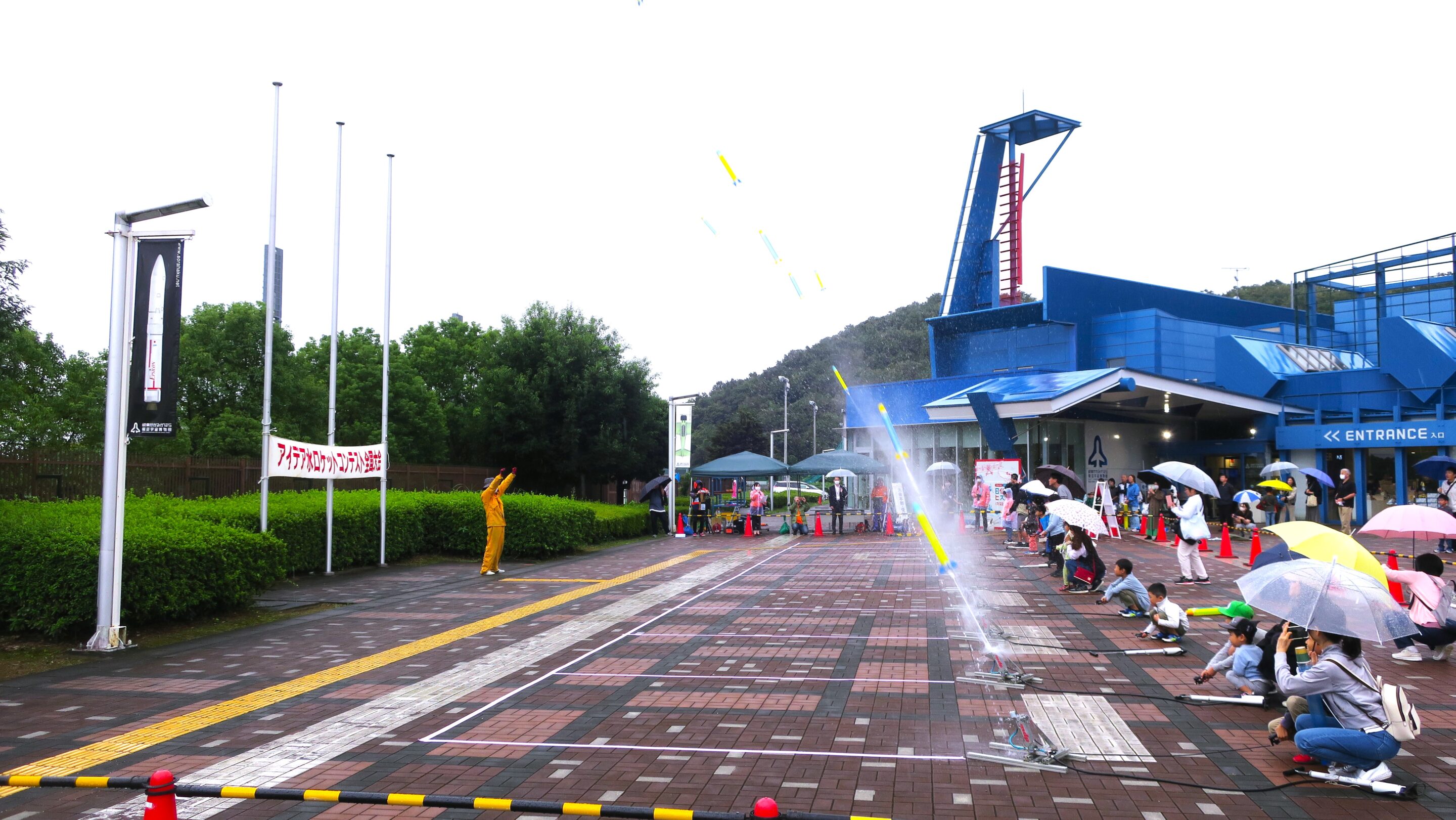 水ロケット打ち上げ様子の写真